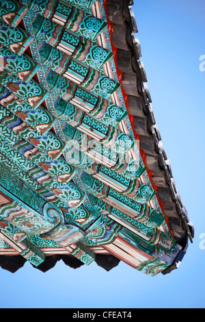 Bunt dekoriert Holzbalken des Daches der Gebäude rund um Seokguram buddhistische Tempelanlage in Gyeongju, Südkorea Stockfoto