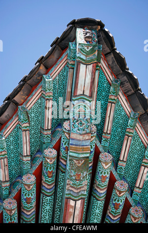 Bunt dekoriert Holzbalken des Daches der Gebäude rund um Seokguram buddhistische Tempelanlage in Gyeongju, Südkorea Stockfoto