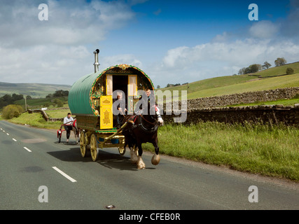 Großbritannien, England, Yorkshire, Wensleydale, Hawes, traditionelle Roma Pferd gezogenen Wohnwagen unterwegs, Appleby Horse Fair Stockfoto