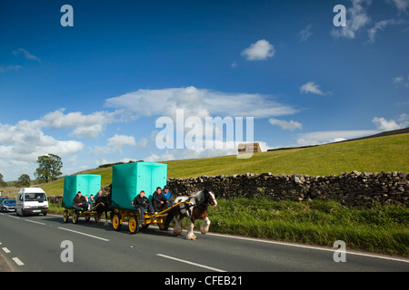 Großbritannien, England, Yorkshire, Wensleydale, Hawes, traditionelle Roma Pferd gezeichnete Wagen unterwegs, Appleby Horse Fair Stockfoto