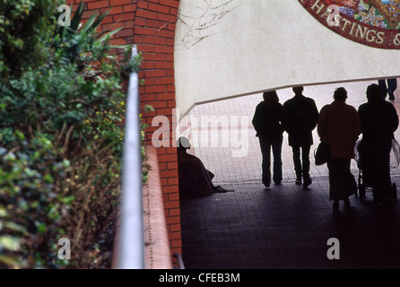 Eine Silhouette Obdachloser betteln. hastings England Großbritannien Stockfoto