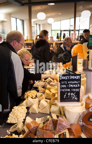 Großbritannien, England, Yorkshire, Wensleydale, Hawes, Wensleydale Molkerei Käse einkaufen, Besucher Käse Verkostung Stockfoto