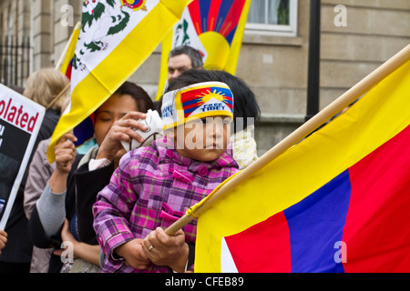 London, UK, 10. März 2012. Demonstranten versammelten sich in der Downing Street. Stockfoto