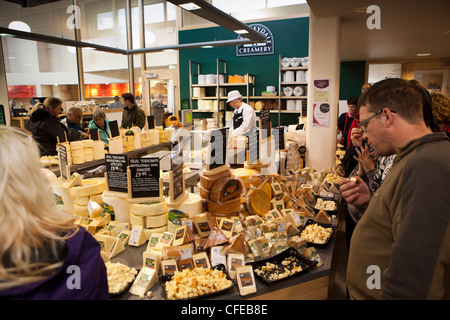 Großbritannien, England, Yorkshire, Wensleydale, Hawes, Wensleydale Molkerei Käse einkaufen, Besucher Käse Verkostung Stockfoto