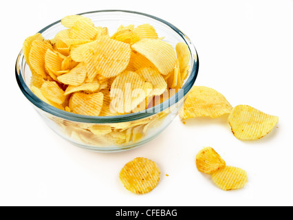 Kartoffel-Chips in eine Glasschüssel auf weißem Hintergrund Stockfoto