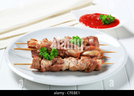Saftiges Schweinefleisch Fleischstücke auf sticks Stockfoto