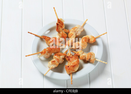 Gegrillte Scheiben vom Huhn auf sticks Stockfoto