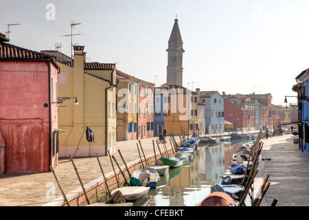 Schiefer Glockenturm, die Kirche von San Martino, Piazza Galuppi, Burano, Venedig, Italien Stockfoto