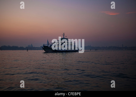 Ferry, Lido di Venezia, Sonnenuntergang, Veneto, Venedig, Italien Stockfoto