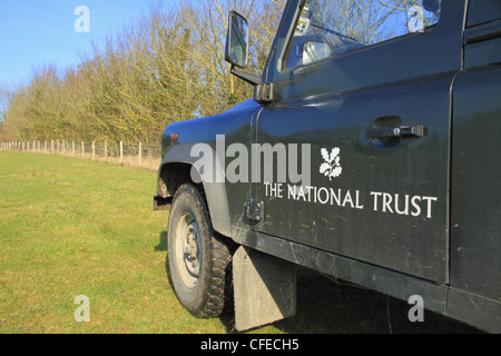 Ein National Trust 4 x 4 Land Rover Fahrzeug auf der South Downs National Park in der Nähe von Litlington, East Sussex, England. Stockfoto