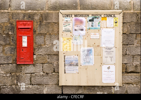 Leuchtend rote Wand-viktorianischen Post Box, Pfarrgemeinderat noticeboard auf Stein Wand- & Hinweise für die Info-Leathley, North Yorkshire, England Stockfoto