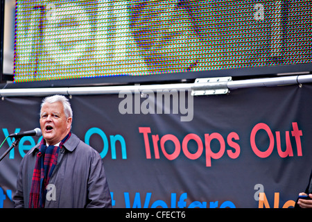 Bruce Kent spricht auf der 8. Oktober 2011 Antikriegs Masse Versammlung in London Stockfoto