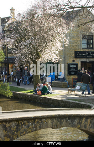 Bourton-on-the-Water in den Cotswolds, Gebiet von außergewöhnlicher natürlicher Schönheit Stockfoto