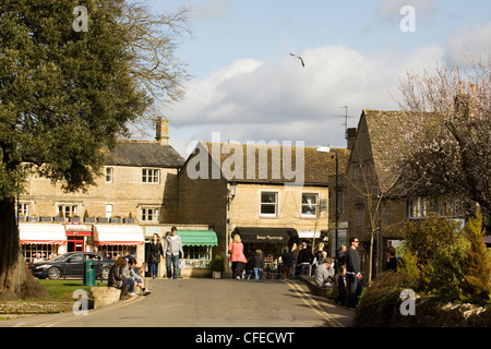 Bourton-on-the-Water in den Cotswolds, Gebiet von außergewöhnlicher natürlicher Schönheit Stockfoto