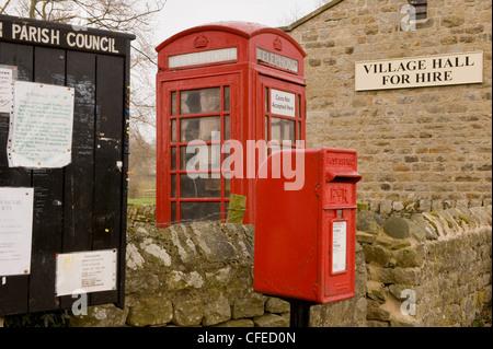 Stadtmöblierung - Pfarrei noticeboard, rote Post Box & iconic K6 Telefon, indem Sie die Village Hall (zur Miete) unterzeichnen - Leathley, North Yorkshire, England, Großbritannien Stockfoto