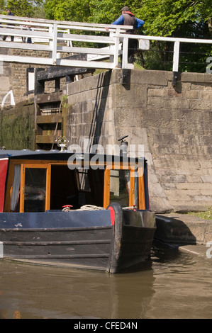 Bug (vorne) von 15-04 Segeln & Navigation aus Bottom Lock Der fünf Aufstieg Schlösser - Bingley, Leeds Liverpool Canal, West Yorkshire, England, Großbritannien Stockfoto