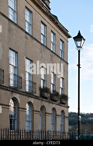 Hohen traditionellen Straßenlaterne und Stadthäuser in Johnstone Straße, Bath, Großbritannien Stockfoto