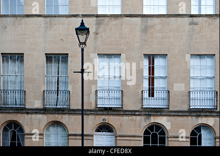 Hohen traditionellen Straßenlaterne und Stadthäuser in Johnstone Straße, Bath, Großbritannien Stockfoto