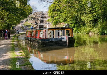 15-04 Reisen auf malerischen ländlichen Wasserstraße (fünf Aufstieg Schlösser, Leeds Liverpool Canal) mit Mann & Frau an Bord - Bingley, West Yorkshire, England, Großbritannien Stockfoto