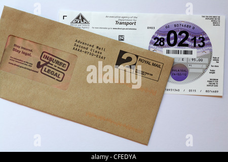 Neue Steuer-CD für Mietwagen, die per Post mit Umschlag-Set gesendet wird Auf weißem Hintergrund Stockfoto