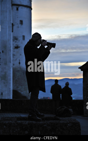 Fotograf mit Teleobjektiv in der Festung Hohensalzburg, Salzburg, Österreich Stockfoto