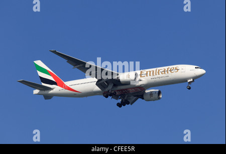 Boeing 777-200 der Emirates Airlines, die Vorbereitung für die Landung in Doha, Katar Stockfoto