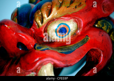 Handgemachte Red Dragon Holzmaske aus Kathmandu, Nepal. Stockfoto