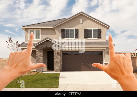 Weibliche Hände Gestaltung schönes neu gebautes Haus. Stockfoto