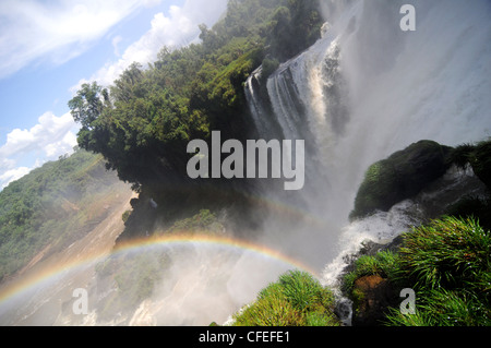 Regenbogen über den Iguazu Fällen, Misiones, Argentinien Stockfoto