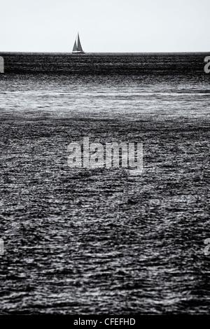 Sonnenuntergang in Grand Case, Saint-Martin mit Segelschiff am Horizont der Karibik b&w Stockfoto