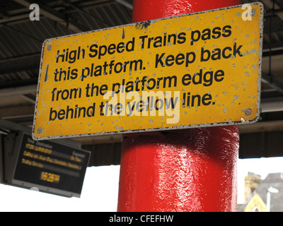 High Speed Züge passieren dieses Plattform-Zeichen, damit vom Rand der Plattform zu Warrington Bank Quay Bahnhof, Cheshire, UK Stockfoto