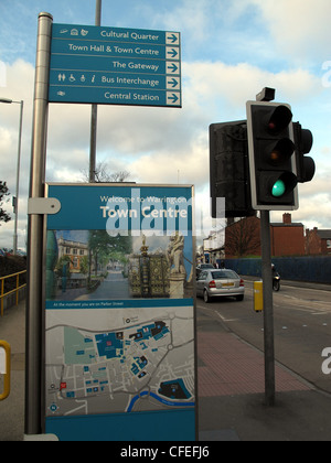 Willkommen bei Warrington Stadtzentrum Schild Bank Quay mainline Railway Station, Cheshire, England, UK Stockfoto