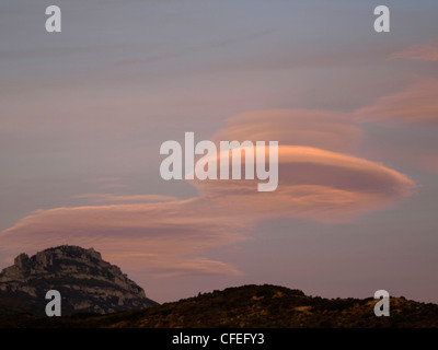 rote und blaue Wolken in der Ebro-Tal bei Sonnenuntergang Stockfoto