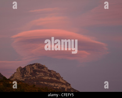 rote und blaue Wolken in der Ebro-Tal bei Sonnenuntergang Stockfoto