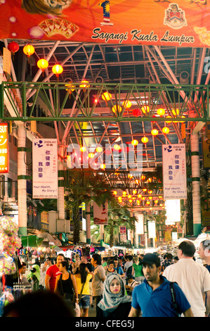 Shopping Menschenmenge in Chinatown Nachtmarkt von Kuala Lumpur, Malaysia. Eines der touristischen Attraktionen. Stockfoto