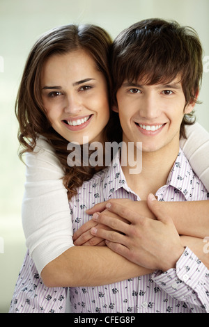 Vertikale Schuss glücklich lächelnd in die Kamera sweethearts Stockfoto