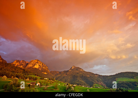 Sonnenuntergang in der Nähe von Voels mit die Felsformationen der Hammerwand am 2128 m Teil des Schlern Sciliar im Naturpark Schlern Stockfoto