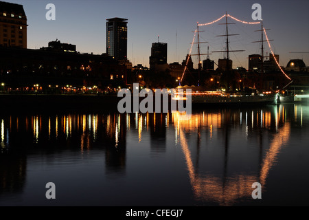 Blick auf den alten Hafen (Puerto Madero) bei Nacht, Buenos Aires, Argentinien Stockfoto