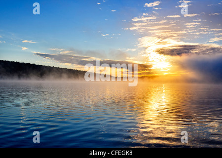 Sonne über Nebel See in Algonquin Park, Kanada Stockfoto