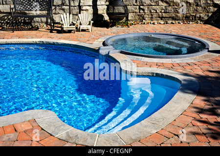 Inground Wohn Freibad im Garten mit Whirlpool Stockfoto