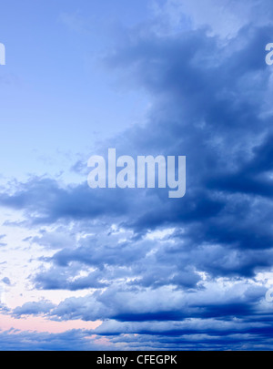 Dramatische blaue trübe Formationen im Himmel bei Sonnenuntergang Stockfoto