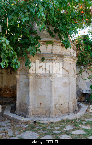 Eine osmanische achteckigen Brunnen in den Gärten des archäologischen Museum von Chania Stockfoto