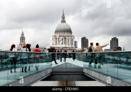 St. Pauls Cathedral, The Millenium Brücke über den Fluss Themse in London gesehen. Stockfoto