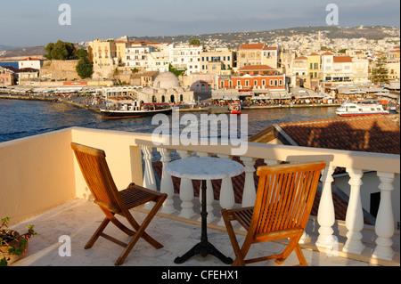 Die schönen venezianischen Hafen von Chania mit dem osmanischen Moschee der Janitscharen Prominente an der Uferpromenade. Stockfoto