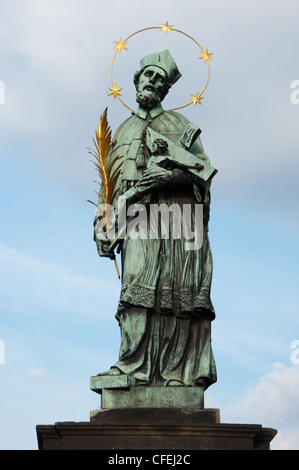 Statue des Hl. Johannes von Nepomuk, Karlsbrücke, Prag Stockfoto