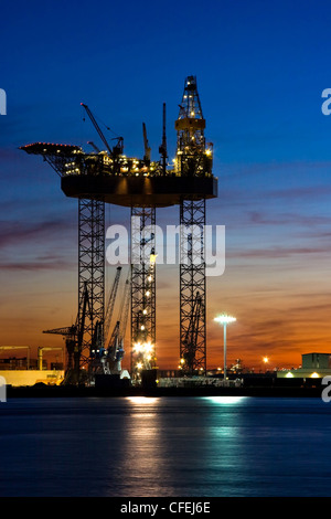 Großen Bohrplattform am Flussufer in Reparatur im Hafen bei Sonnenuntergang Stockfoto