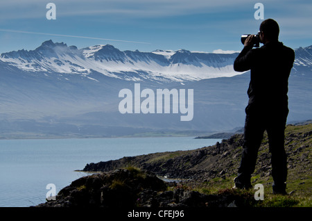 Fotografen schießen auf Djupivogur, Island Stockfoto