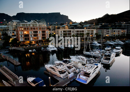 Am frühen Abend Tafelberg vom Cape Grace Hotel an der Victoria und Alfred waterfront Stockfoto