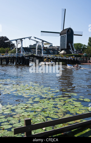 Windmühle de und Aufhebung-Brücke, Leiden, Niederlande auf sonnigen Sommernachmittag anzeigen Stockfoto