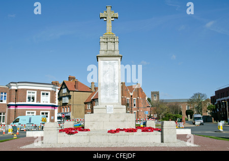 Riffe an einem Kriegsdenkmal am Caffyns Field in der Beach Road in Littlehampton, West Sussex, England, Großbritannien. Stockfoto